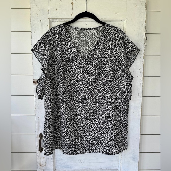 NO BRAND, NWOT, WOMENS BLACK & WHITE PRINT TOP. V-NECK, FLUTTER SLEEVES.SIZE XL - Picture 1 of 7